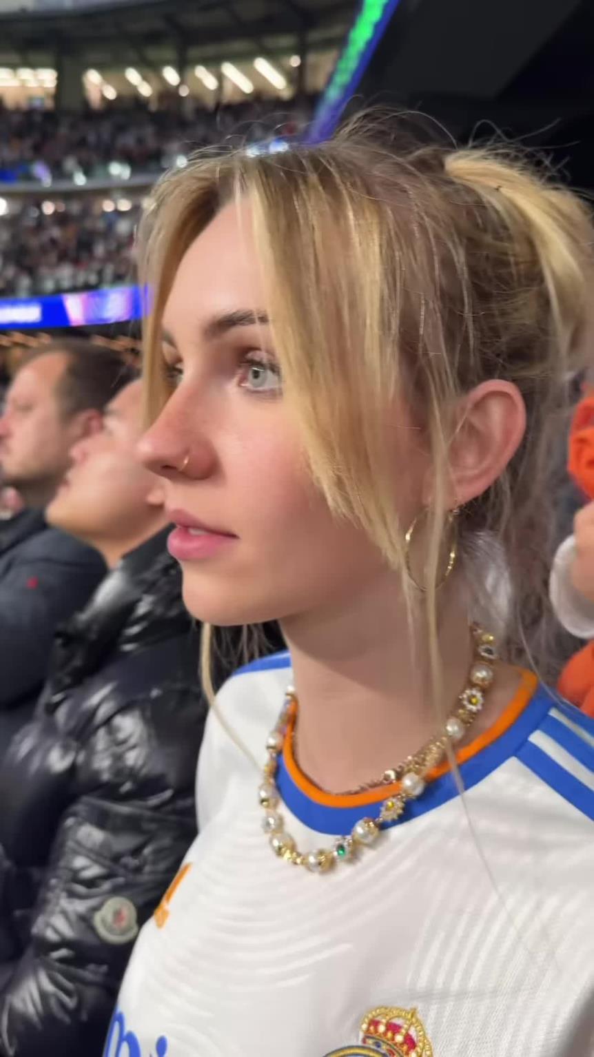 皇马女球迷看到姆巴佩后流口水这是吓得还是崇拜啊~