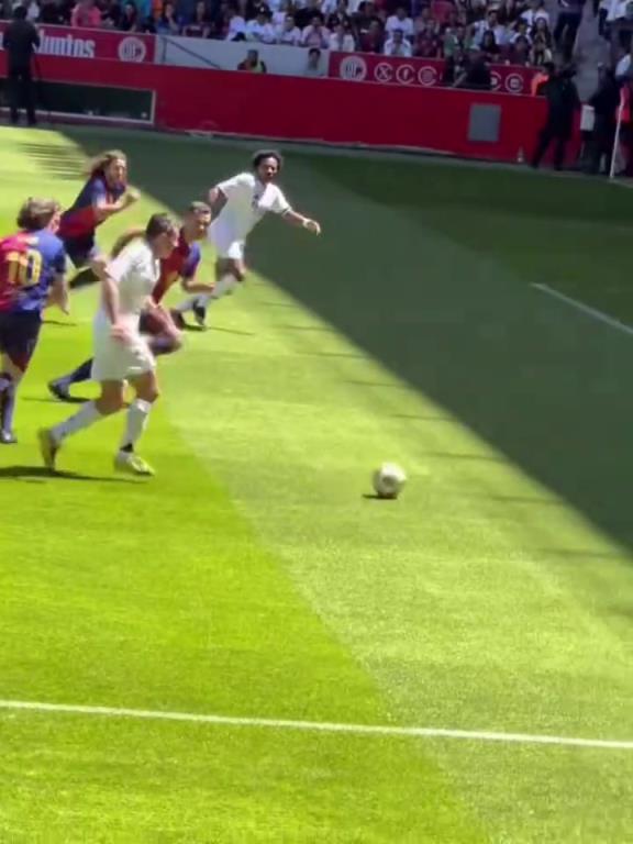 皇马对阵巴萨传奇赛，52岁菲戈边路内切连过2人推射破门